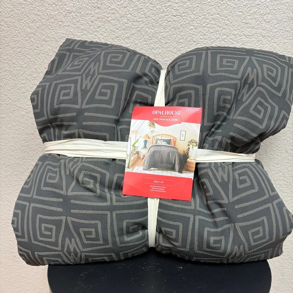 NWT OPALHOUSE TWIN QUILT SET‎